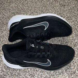 Nike Winflo 09 Men's Black, Gray and White Athletic Shoes